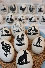Ostermarkt Bedruckte Eier mit Hasen, Enten und Hühnerfiguren. © Stadtmarketing Harsefeld
