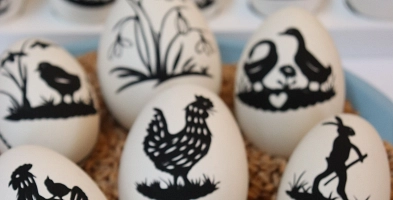 Bedruckte Eier mit Hasen, Enten und Hühnerfiguren.