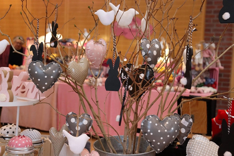 Osterstrauß mit Selbstgenähtem an einem Kunsthandwerkerstand im Rathaus.