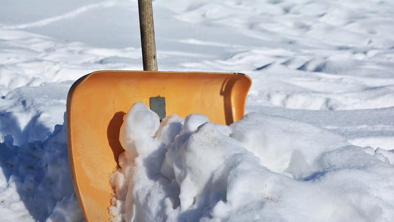 Schneeschaufel im Schnee&nbsp;&copy;&nbsp;Pixabay