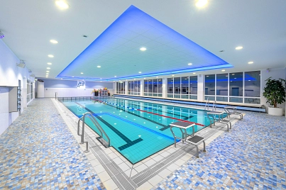Schwimmhalle Ahlerstedt leeres Becken, blau beleuchtet&nbsp;&copy;&nbsp;Martin Elsen
