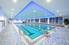 Schwimmhalle Ahlerstedt leeres Becken, blau beleuchtet