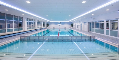 Schwimmhalle Ahlerstedt leeres Becken, weiß beleuchtet