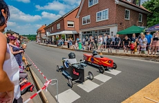 Zwei Siefenkisten kurz nach dem Start von hintern auf der Rennbahn. Publikum am Rand.