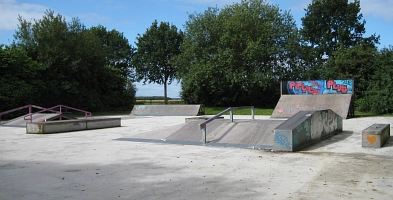 Foto der Skateranlage Harsefeld mit Rampen.