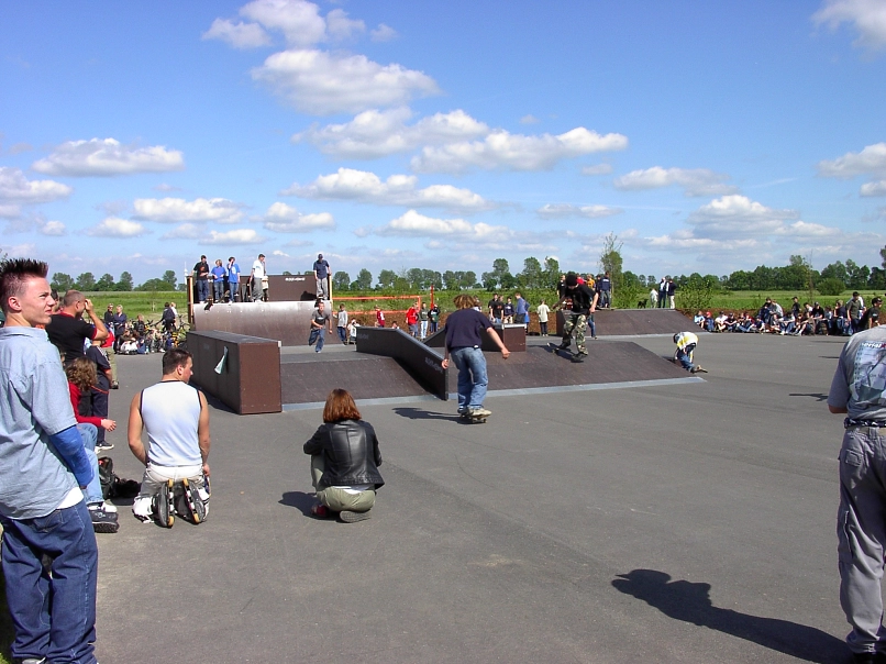 Skaterpark Das Bild zeigt die Eröffnung der Skateranlage mit Personen. © Samtgemeinde Harsefeld
