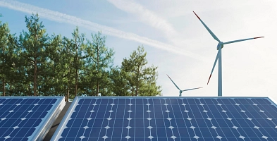 Solarpaneel und Windrad vor dem Horizont