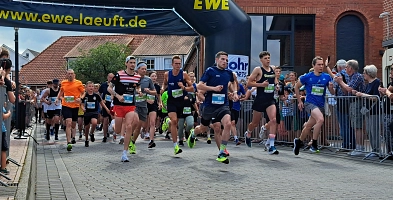 Läufer beim Lauf-Musik-Festival 2023 bei der Startlinie.