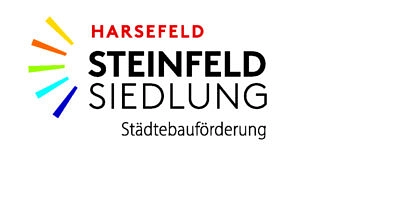 Zu sehen ist das Logo der Steinfeldsiedlung mit Klosterteichen. Im linken Bereich ist untereinander sonnenförmig ein gelber, roter, grüner, hellblauer und lilaner Streich. In der Mitte und rechten Bereich befinden sich untereinander die Wörter Harsefeld, Steinfeld, Siedlung und Städtebauförderung.