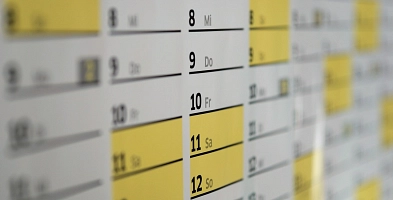 Ein Kalender auf dem in der Mitte eine Woche vom Dienstag, den 7. bis Montag, den 13. im Fokus ist.