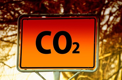 Auf einem Ortsschild steht CO2&nbsp;&copy;&nbsp;Pixabay