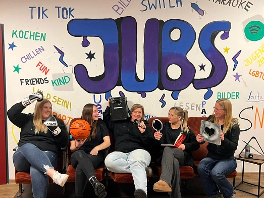 5 weibliche Personen im Billiardraum, das JUBS Team&nbsp;&copy;&nbsp;Samtgemeinde Harsefeld