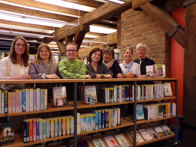 Team der Friedrich-Huth-Bücherei Hinter dem Bücherregal steht das Team der Friedrich-Huth-Büchereu © Samtgemeinde Harsefeld