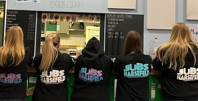 5 weibliche Personen. Alle tragen JUBS Kleidung. Das Team ist von hinten zu sehen.
